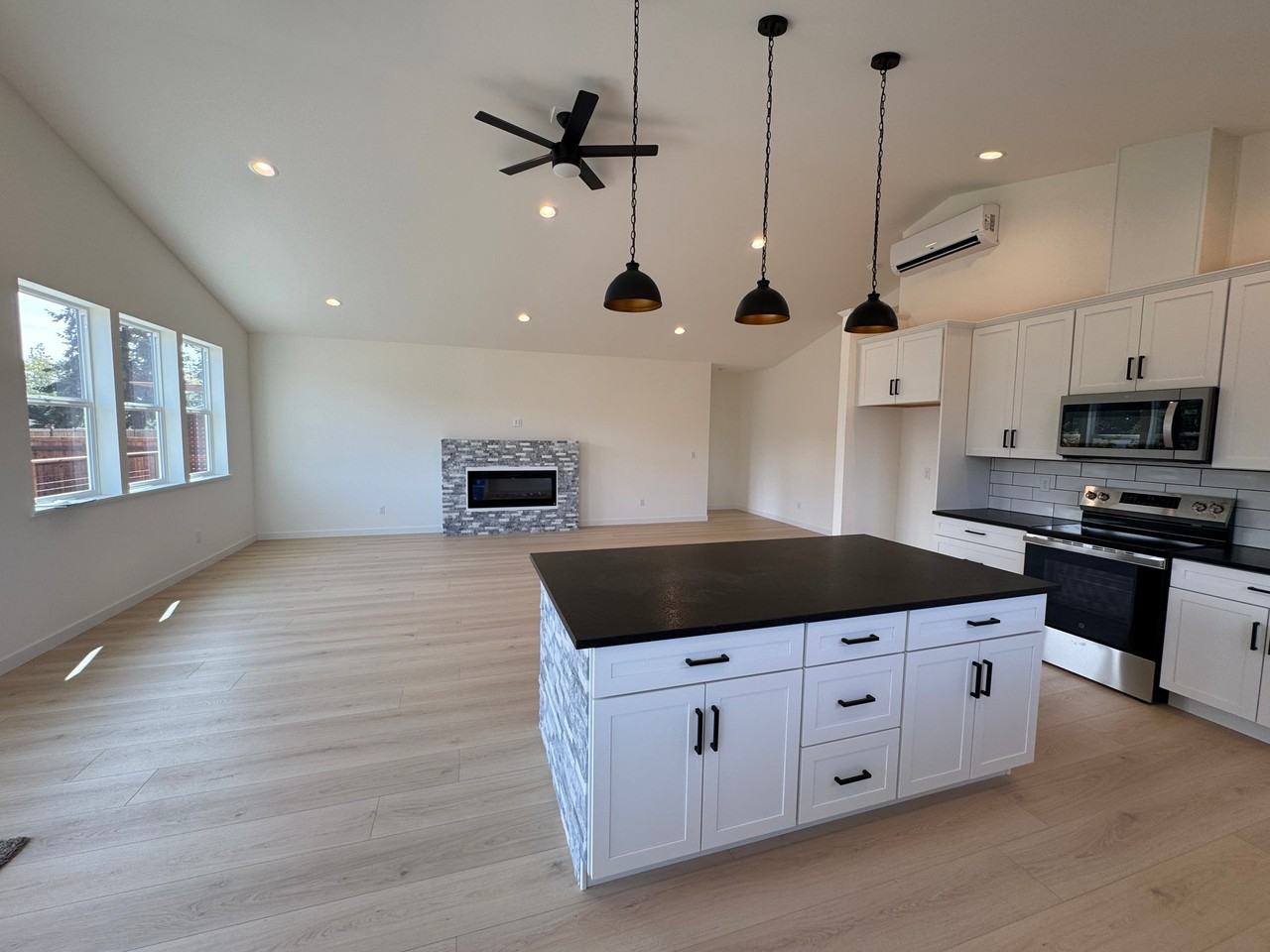 926 Nw Shire St - Photo 3 of 6