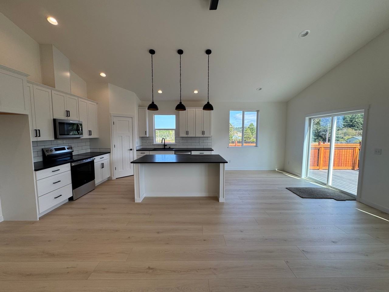 926 Nw Shire St - Photo 4 of 6