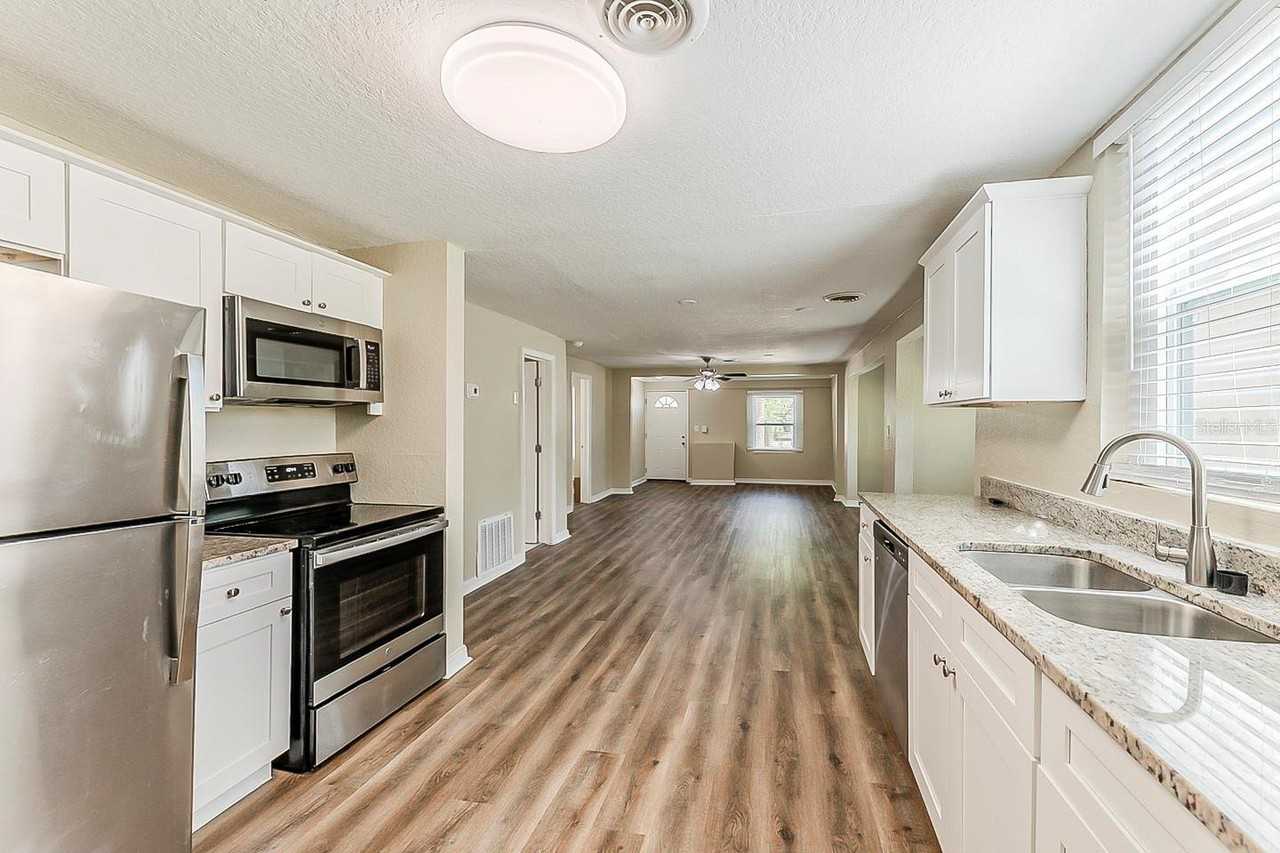 1306 Shepherd Ave - Photo 4 of 16