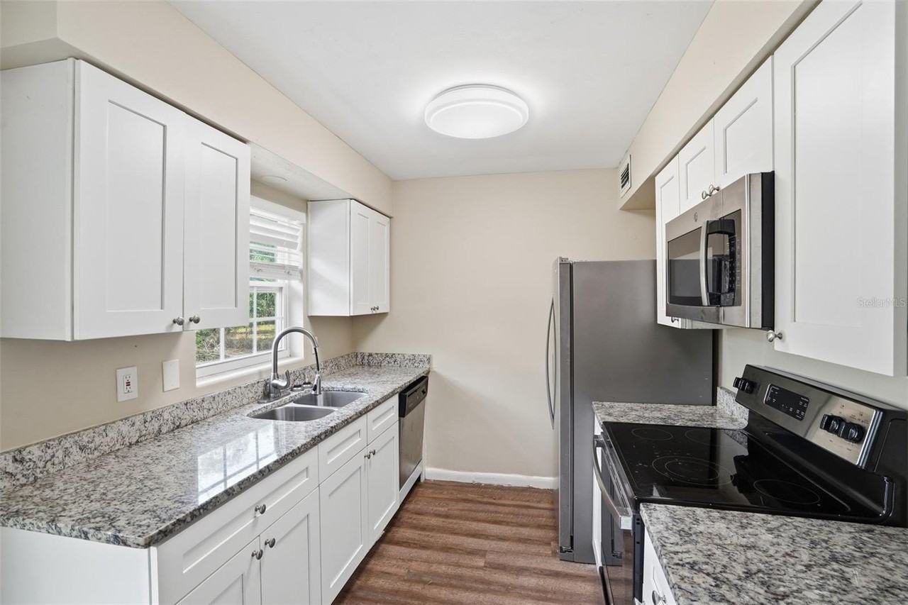 1413 Sunridge Rd - Photo 5 of 16