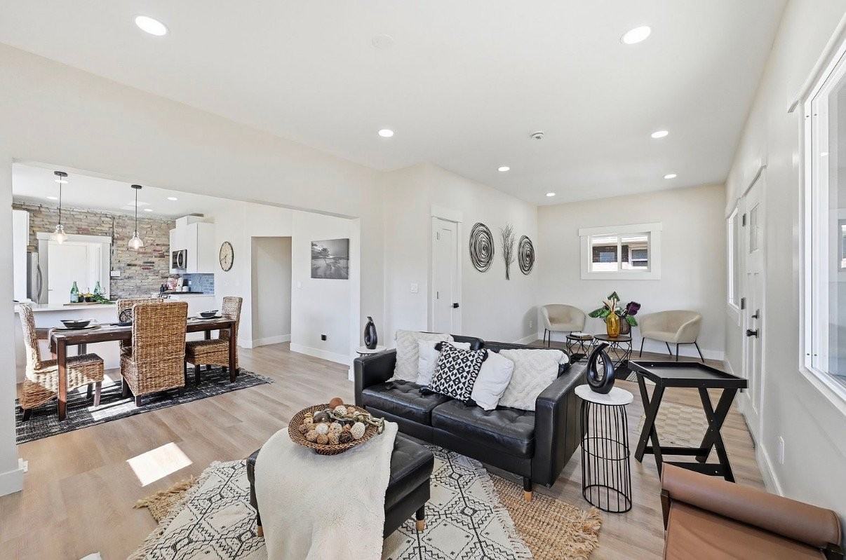 313 E St - Photo 2 of 11
