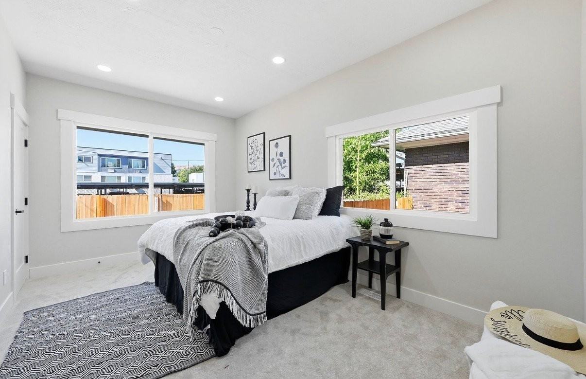 313 E St - Photo 3 of 11