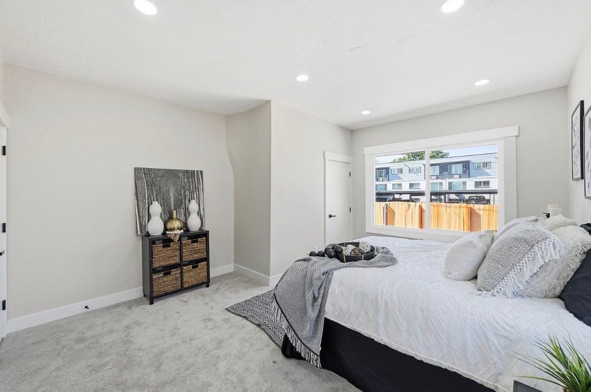313 E St - Photo 4 of 11