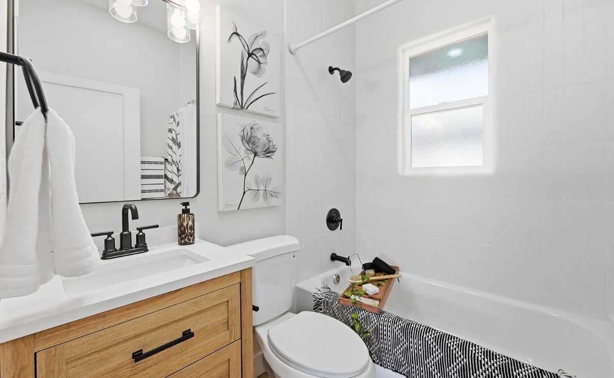 313 E St - Photo 5 of 11