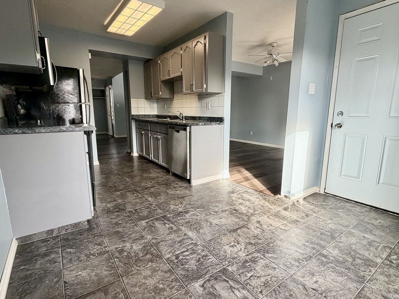 5435 Hill View Cres Nw - Photo 5 of 14