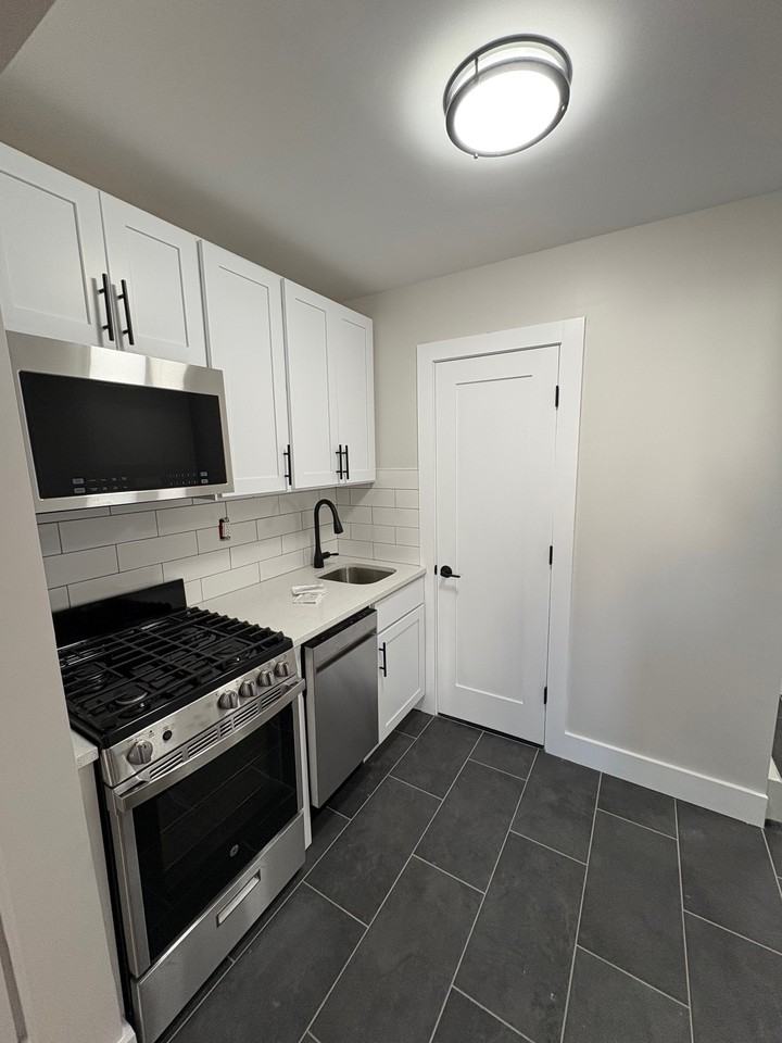 117 Magnolia AveApartment 2RF #117-2RF - Photo 3 of 6