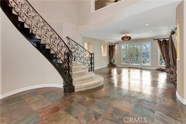 3140 E Bradbury Ct - Photo 2 of 8