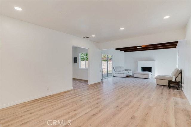 19427 Hart St - Photo 3 of 8