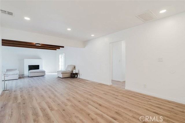 19427 Hart St - Photo 5 of 8