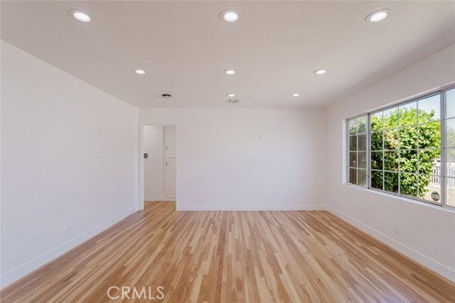 7737 Cleon Ave - Photo 4 of 8