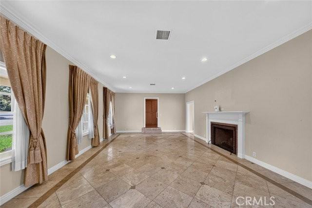1233 Imperial Dr - Photo 3 of 8