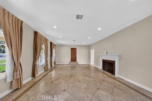 1233 Imperial Dr - Photo 4 of 8