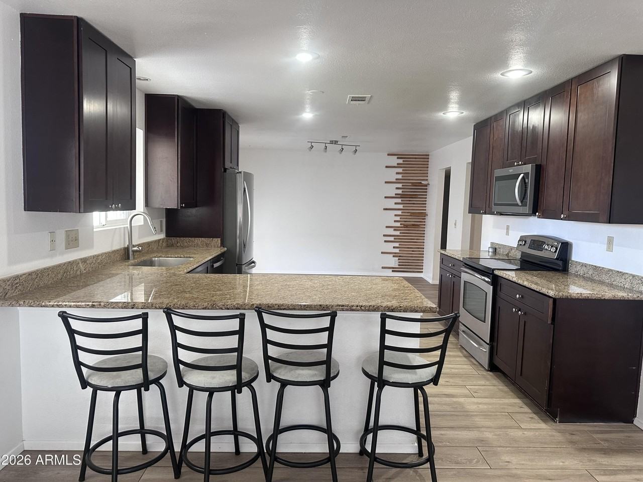 308 E Ellis Dr - Photo 3 of 27