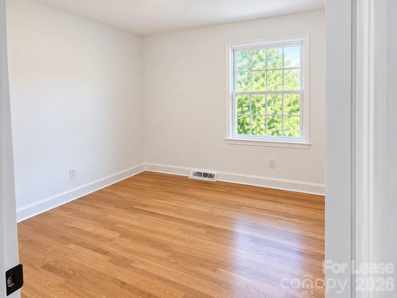 7500 Thorncliff Dr - Photo 7 of 21
