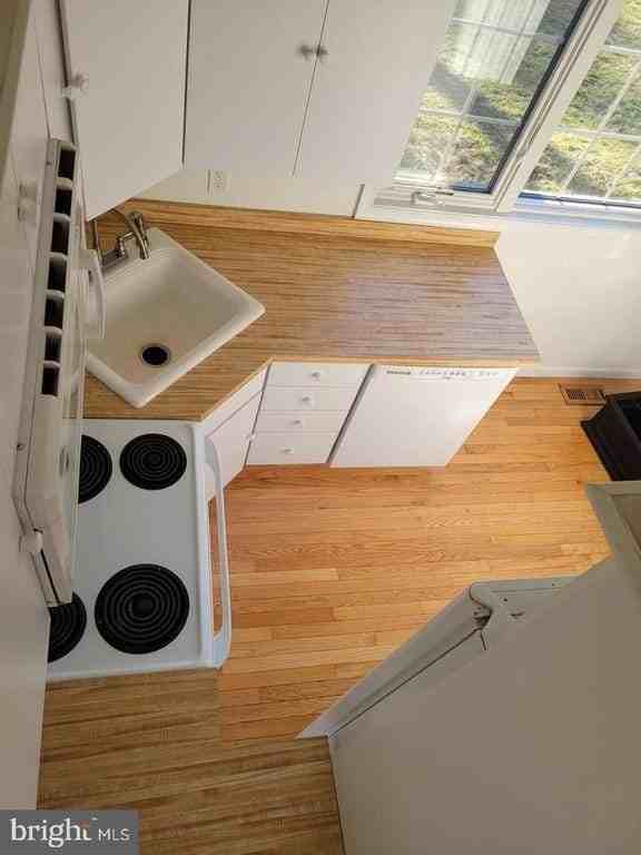 933COTTAGE Stoke Rd - Photo 3 of 26