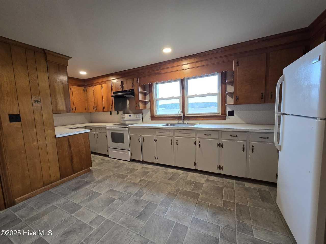 486 Folly Rd - Photo 3 of 8