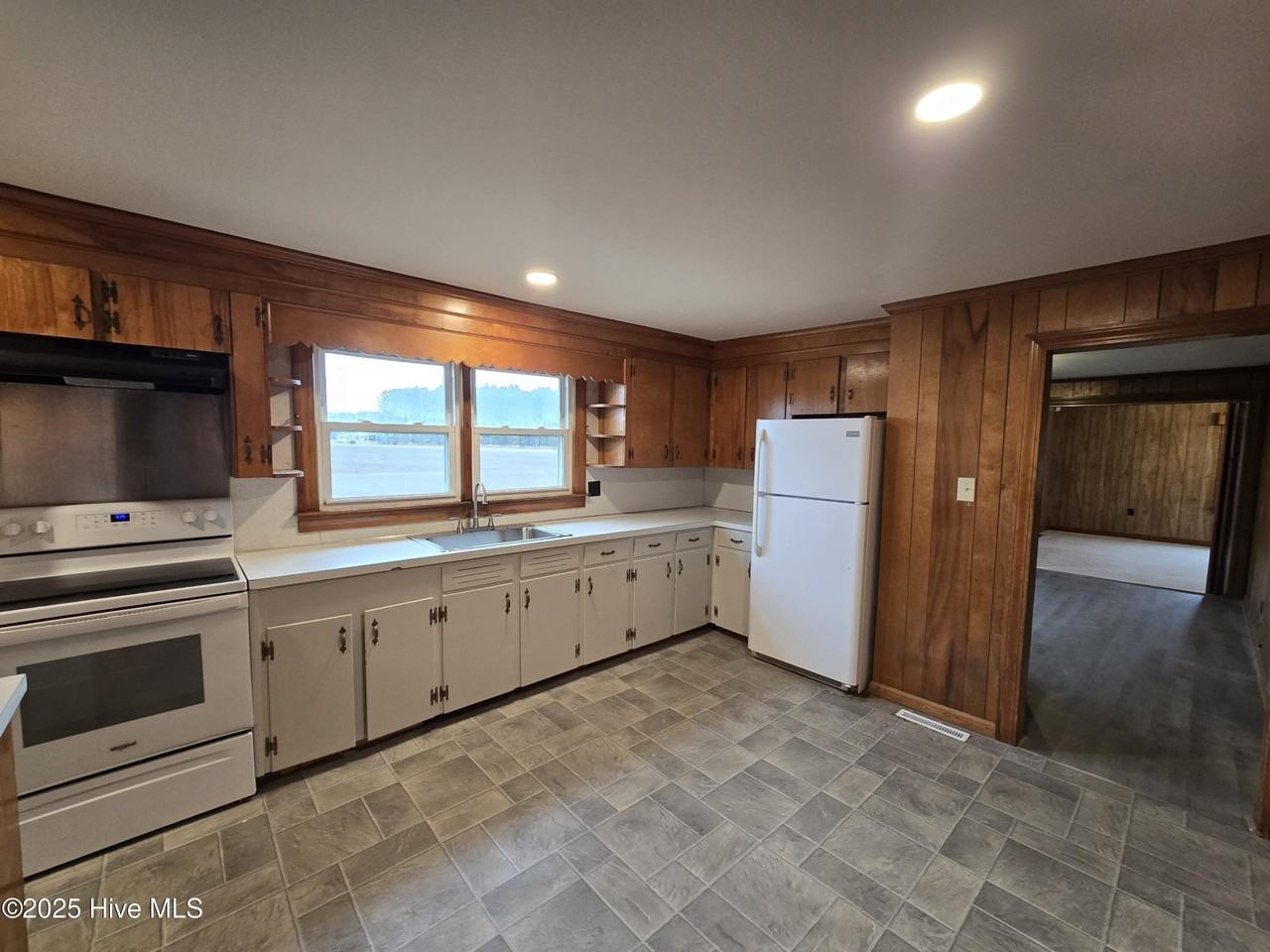 486 Folly Rd - Photo 4 of 8