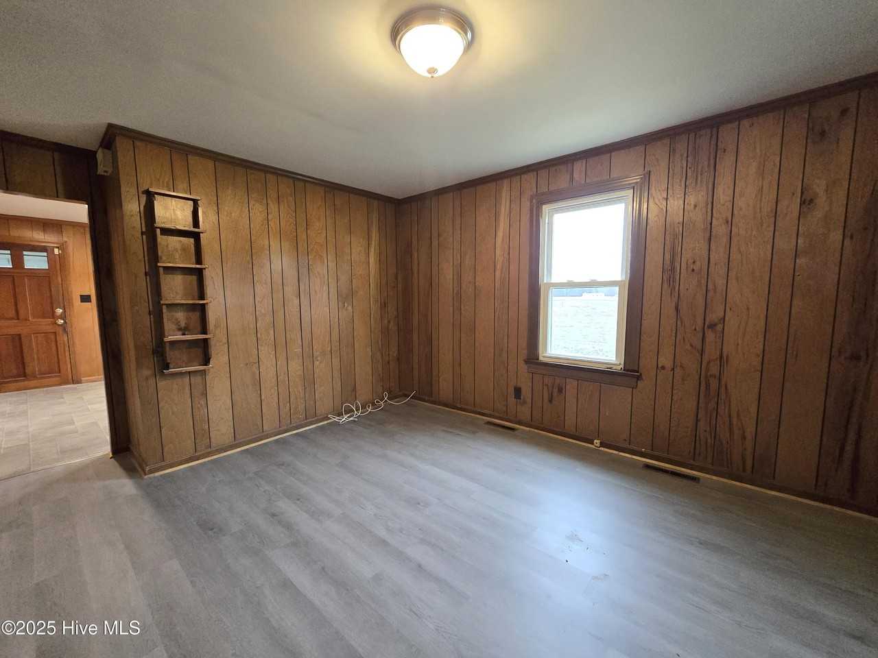 486 Folly Rd - Photo 5 of 8