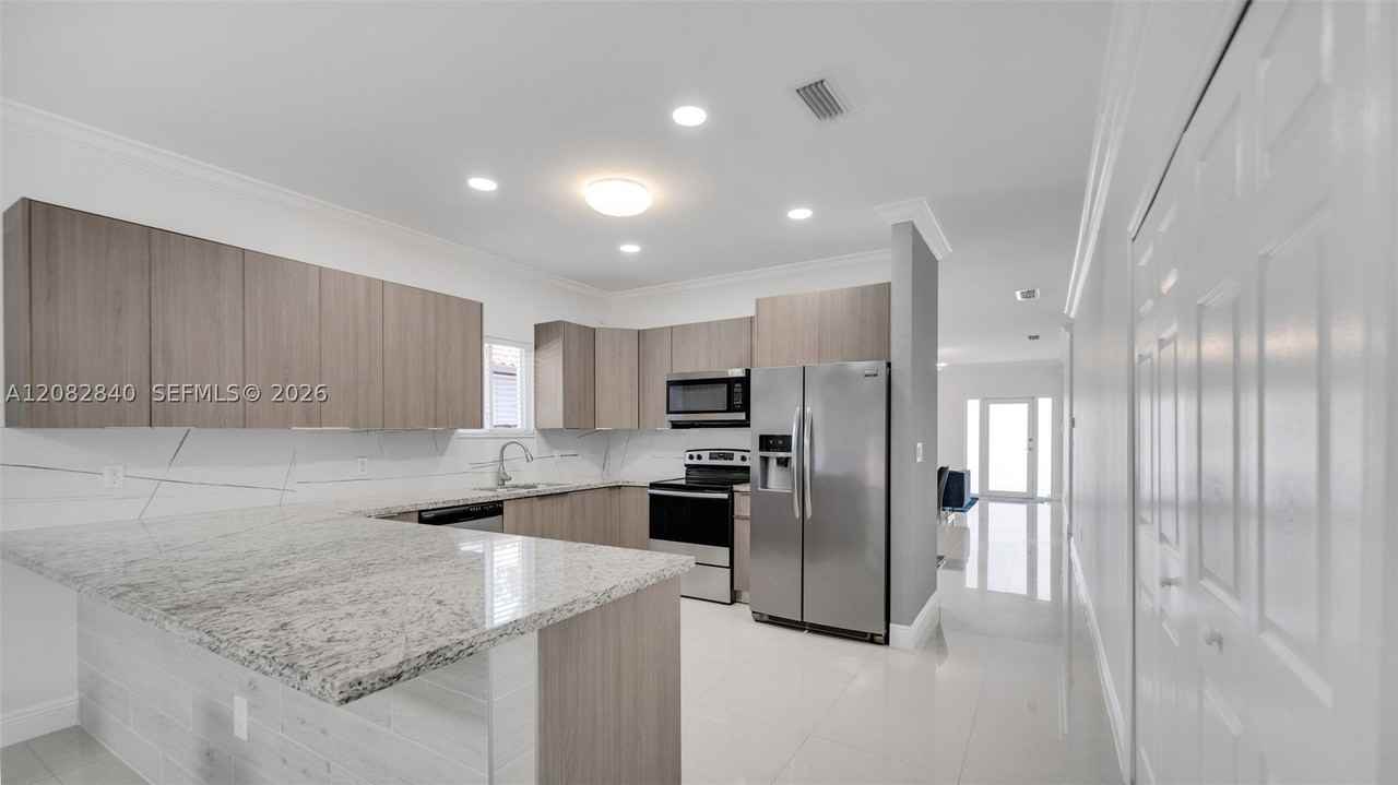 110 Sw 50th Ave #1 - Photo 3 of 50
