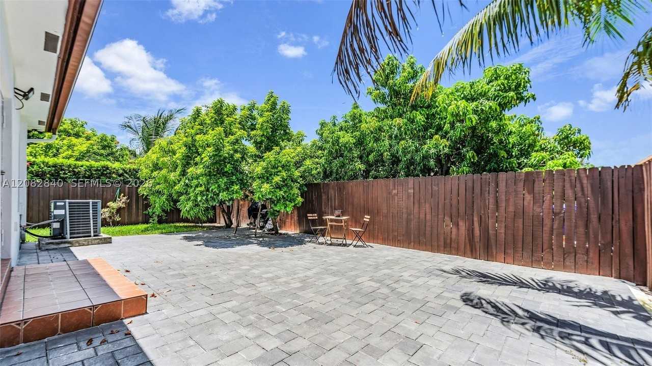 110 Sw 50th Ave #1 - Photo 5 of 50