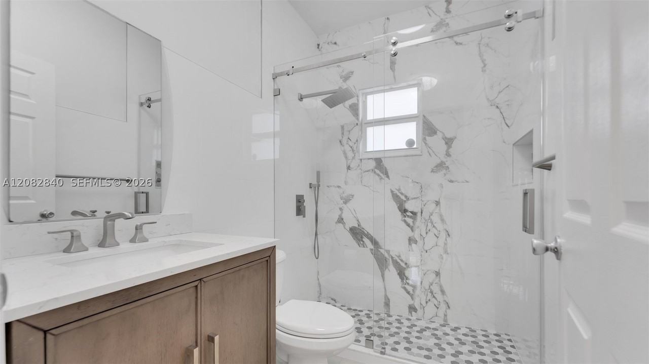 110 Sw 50th Ave #1 - Photo 6 of 50