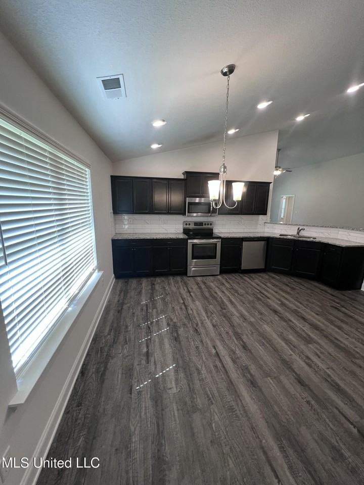 2532 Rutherford Dr - Photo 3 of 18