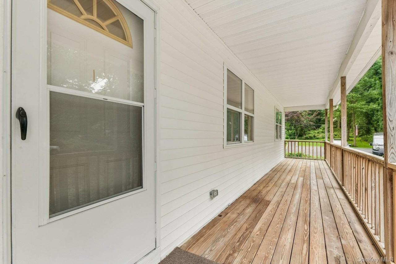 22 Red Maple Rd - Photo 5 of 33