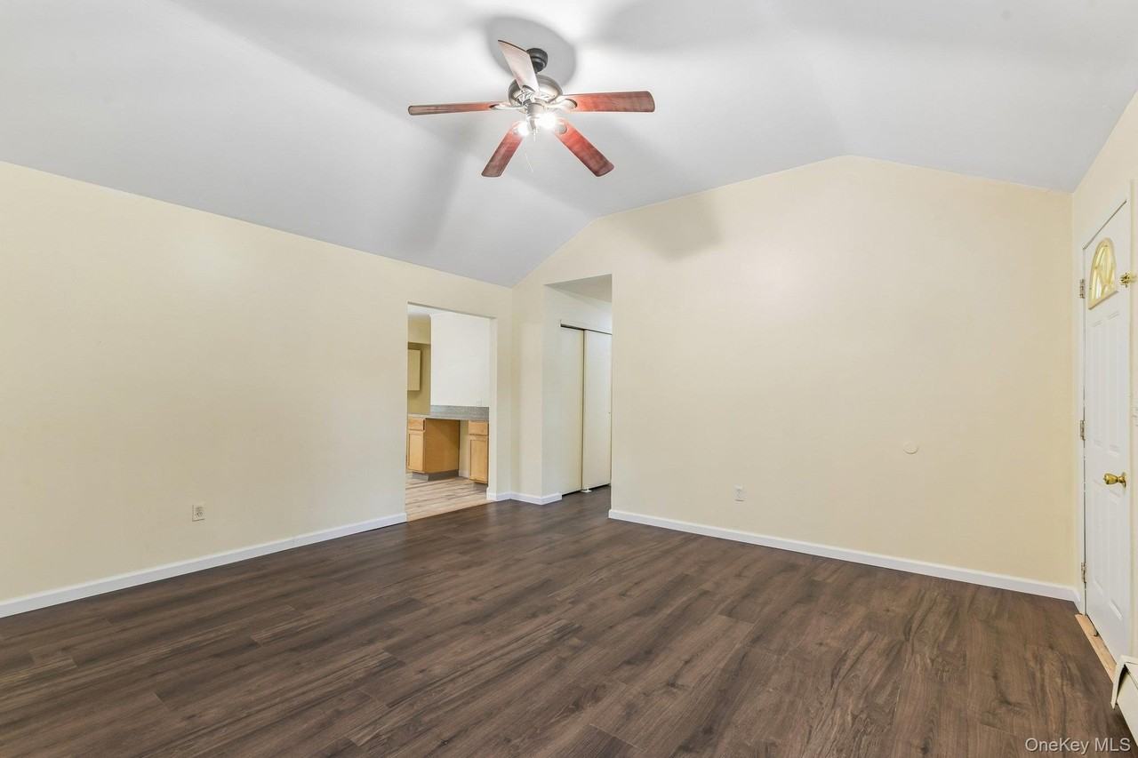 22 Red Maple Rd - Photo 6 of 33