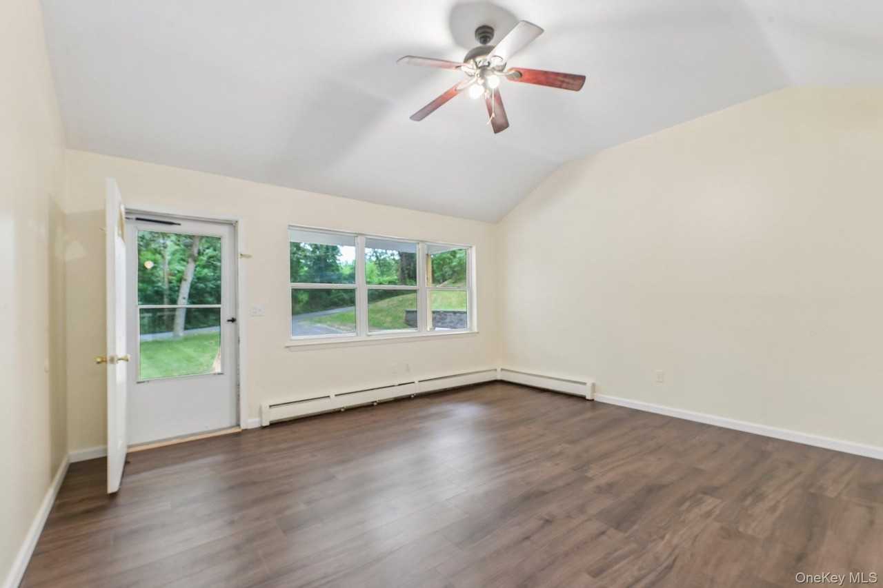 22 Red Maple Rd - Photo 7 of 33