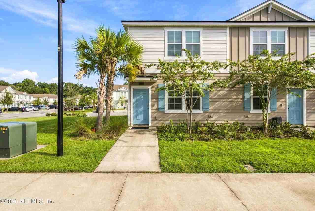 8359 Zenith Cir - Photo 3 of 32
