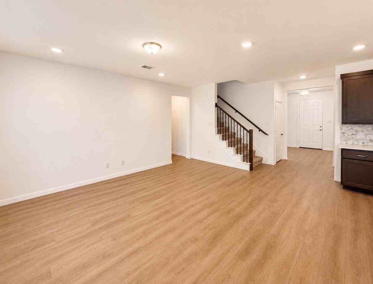 715 Roanoke Dr - Photo 3 of 27