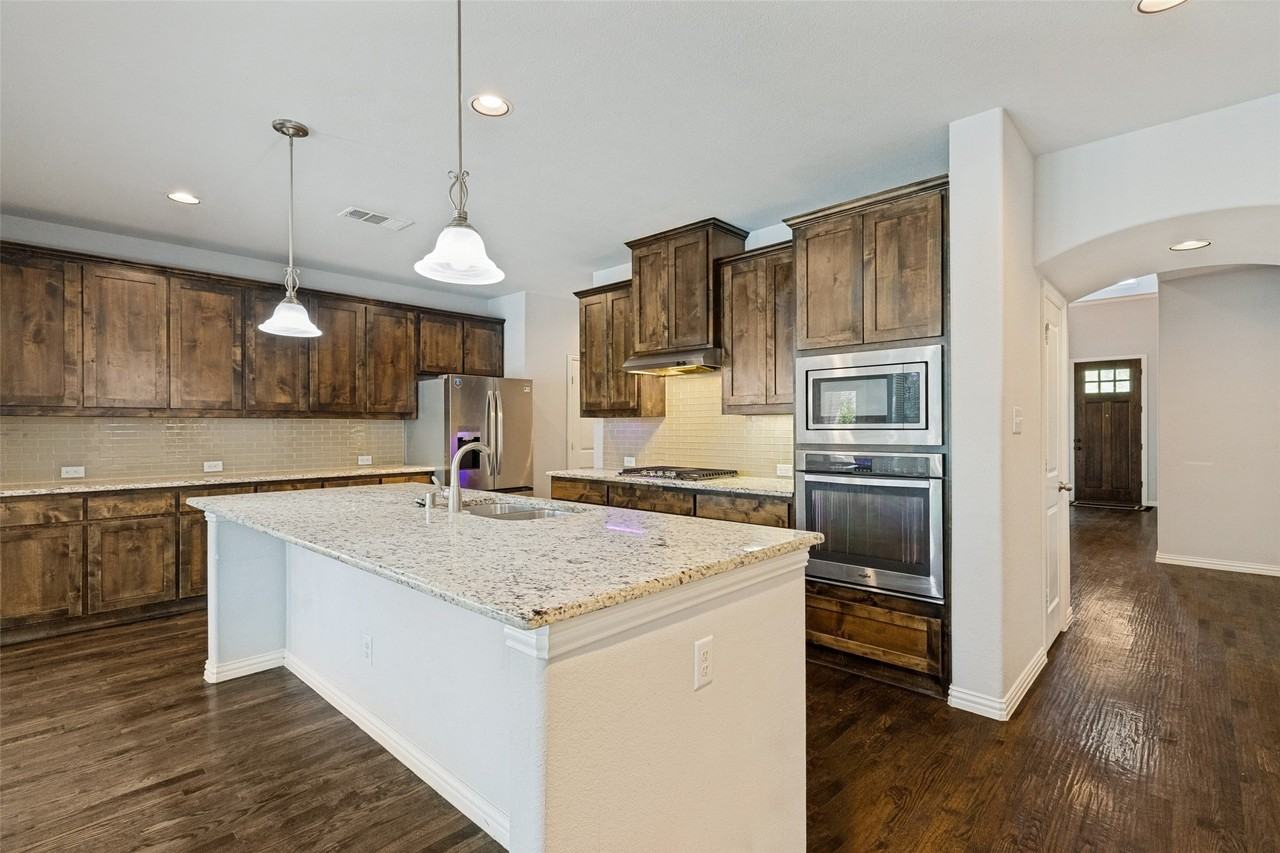 5425 Datewood Ln - Photo 5 of 12