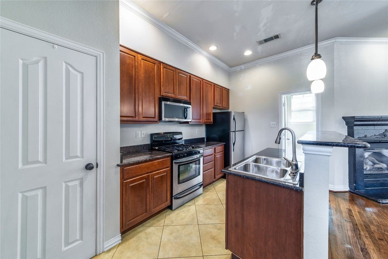 1712 Mary St - Photo 3 of 18