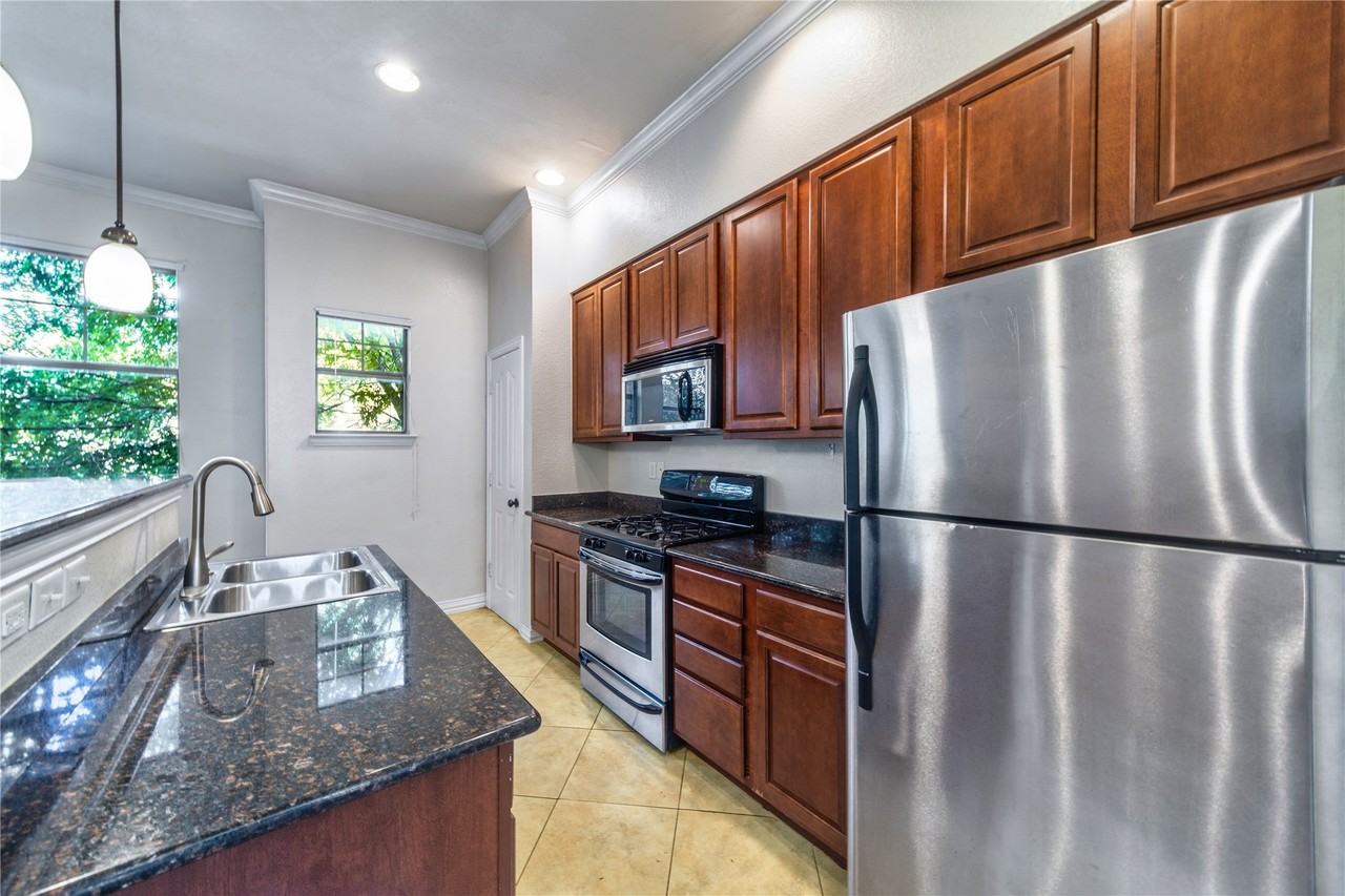 1712 Mary St - Photo 6 of 18