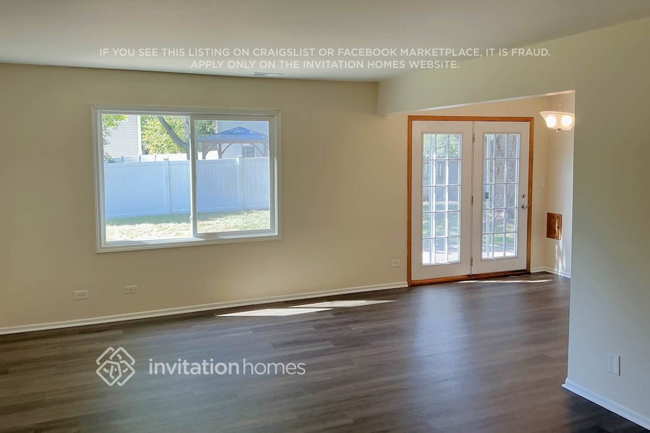 1684 Trafalgar Ln - Photo 3 of 13