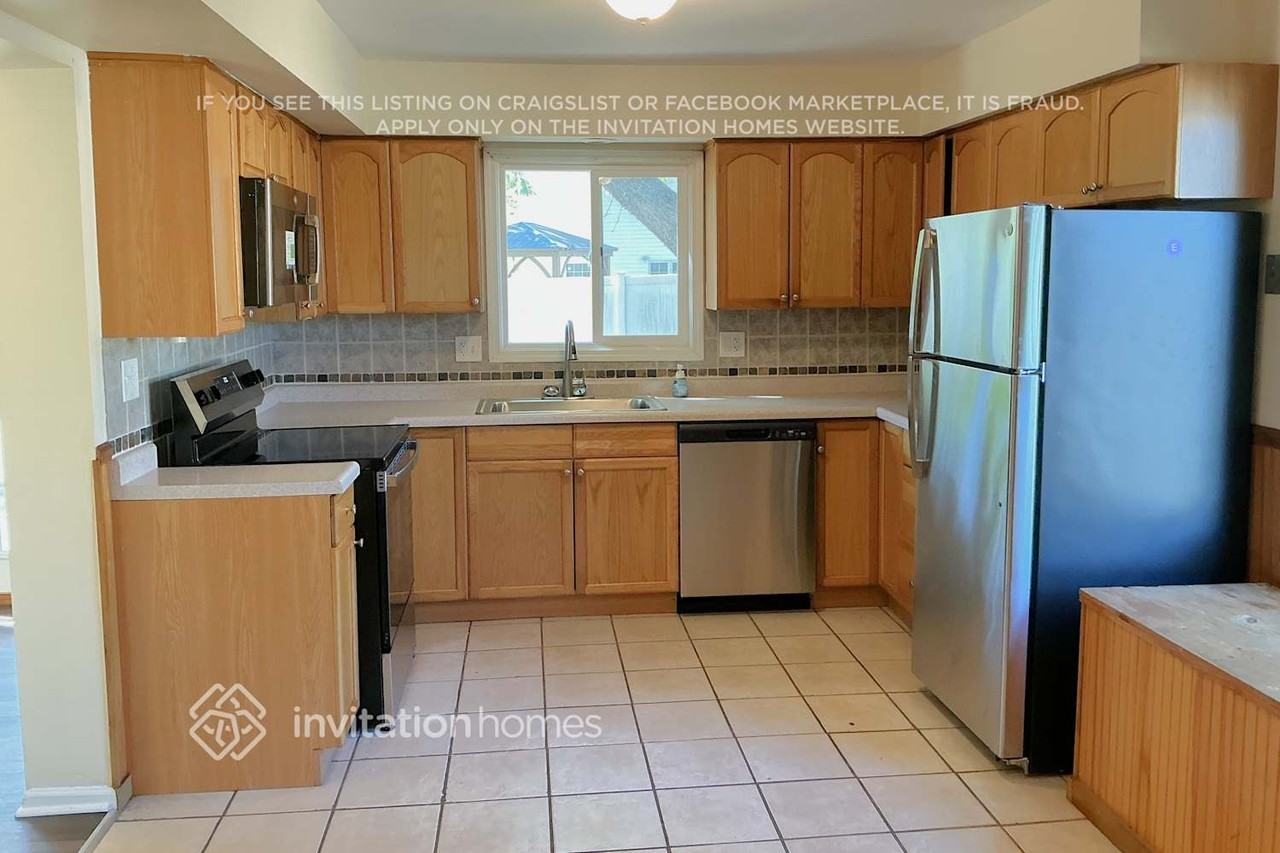 1684 Trafalgar Ln - Photo 5 of 13