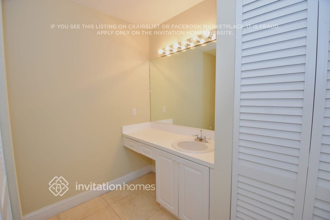 5141 Nw 102nd Ct - Photo 6 of 10