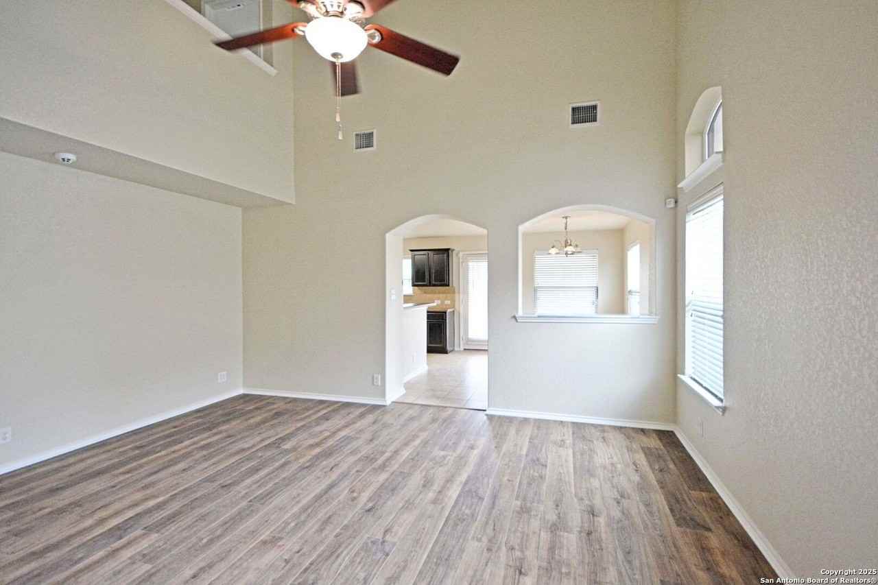 2121 Sinclair Dr - Photo 4 of 41