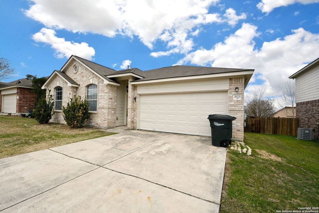 2123 Belvedere Ct - Photo 2 of 31