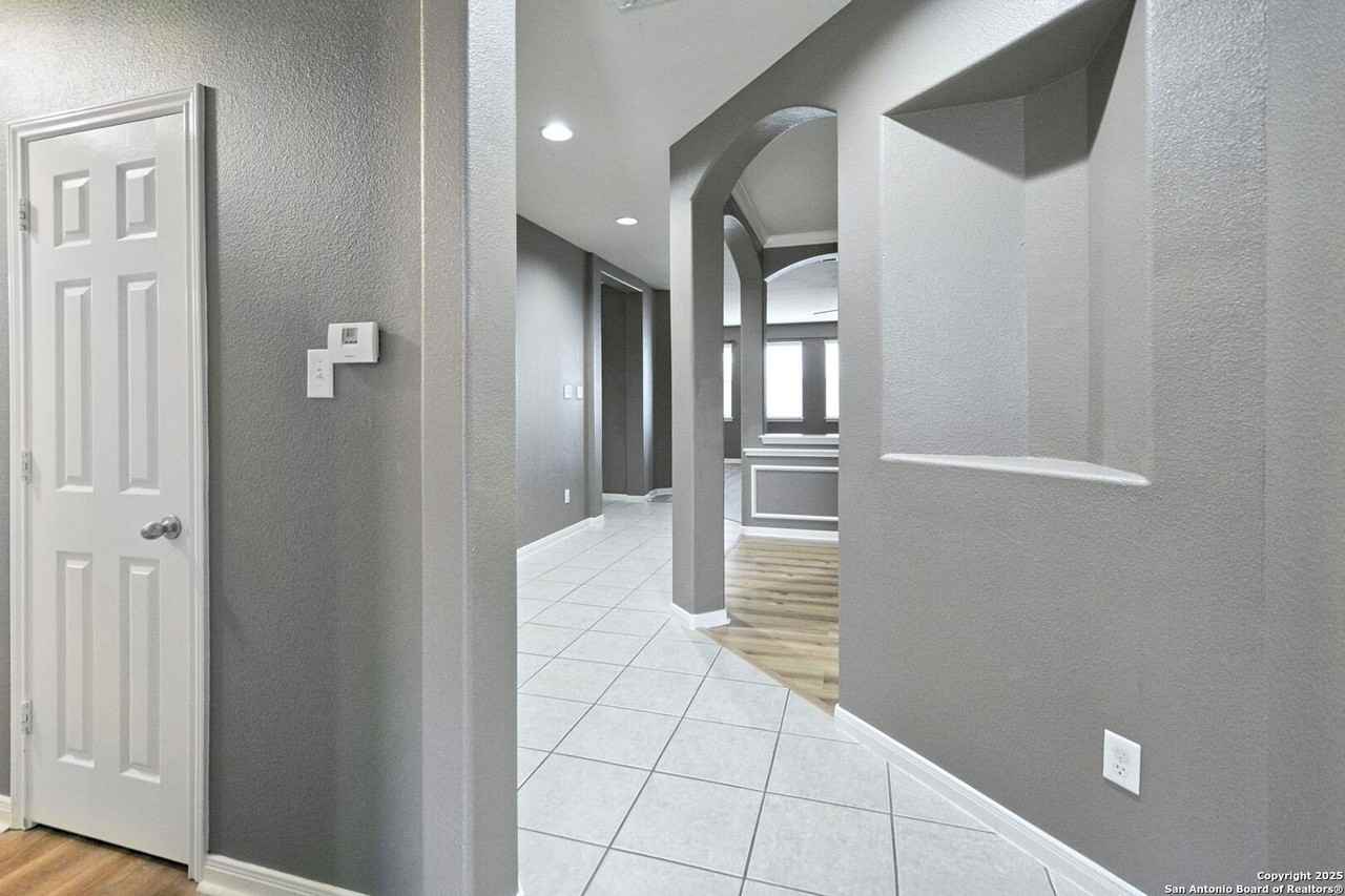 2123 Belvedere Ct - Photo 3 of 31