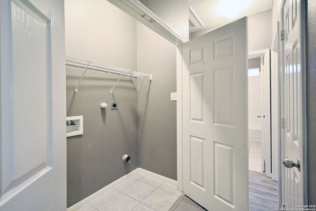 2123 Belvedere Ct - Photo 6 of 31