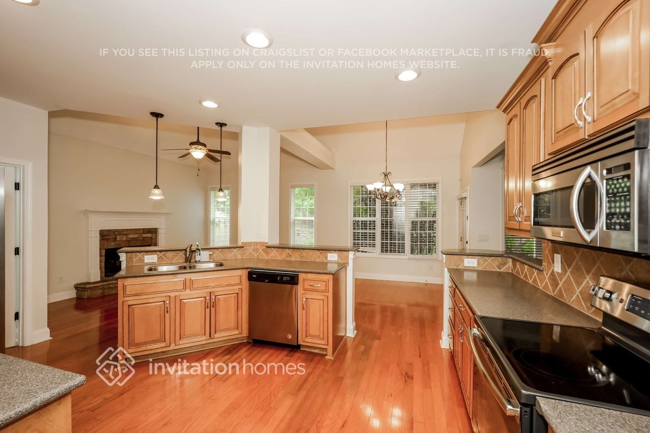 275 Highwoods Pkwy - Photo 7 of 16
