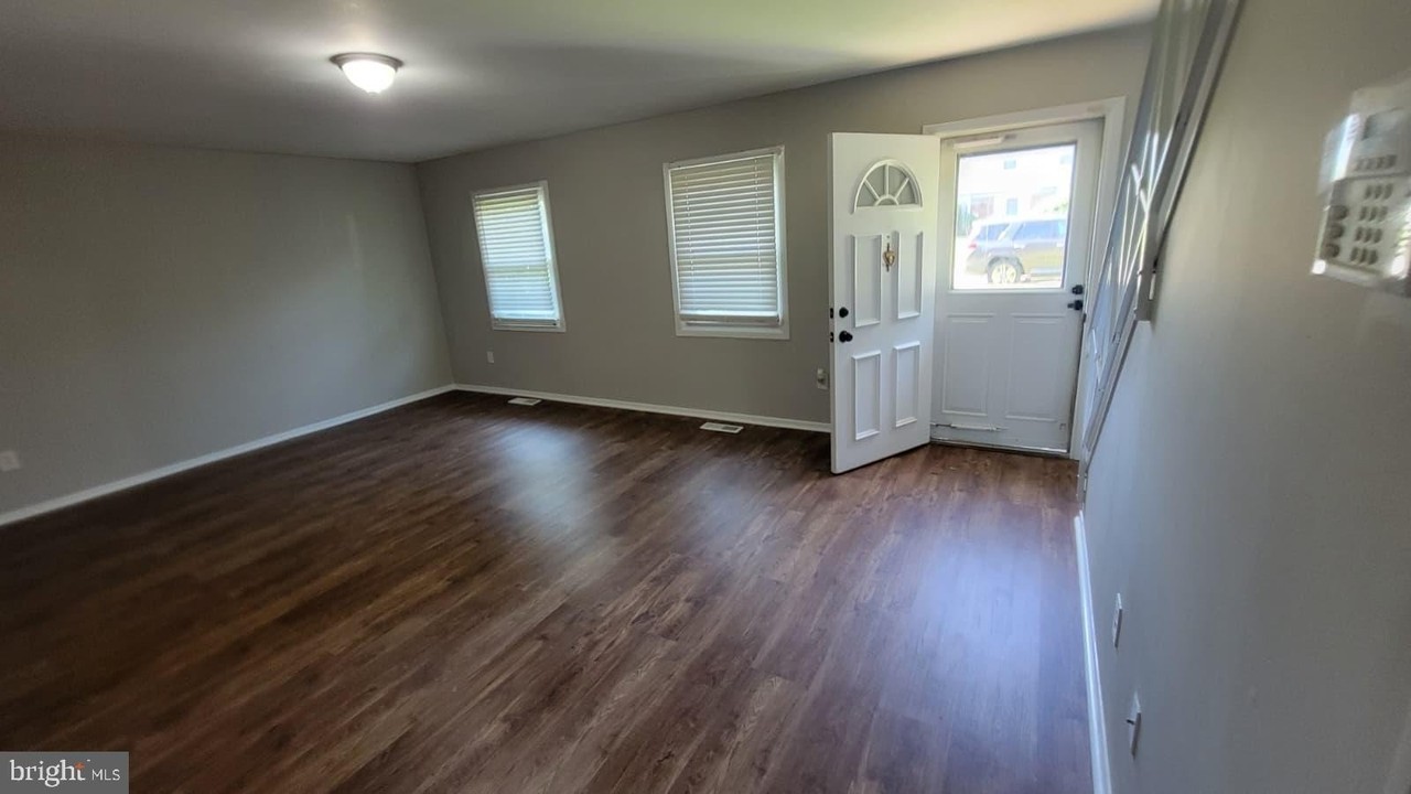 7 Maymont Ln - Photo 3 of 30