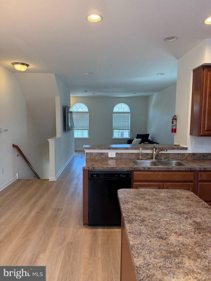 1 Stevens Ct - Photo 4 of 34