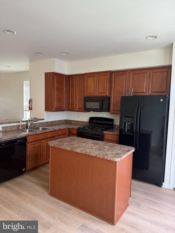 1 Stevens Ct - Photo 6 of 34