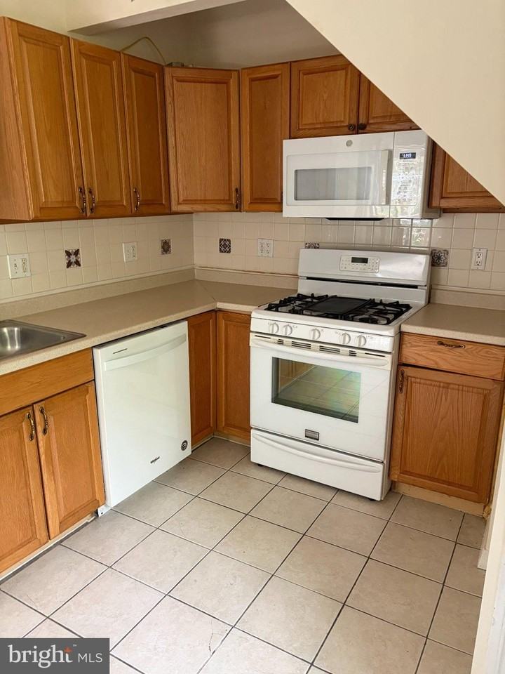 198 Woodbine Ave - Photo 3 of 6