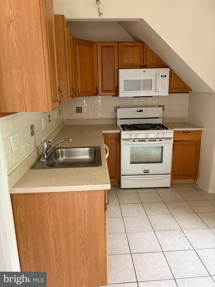198 Woodbine Ave - Photo 4 of 6