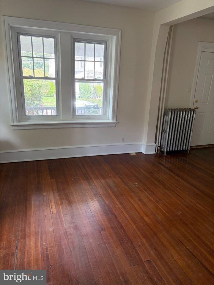 198 Woodbine Ave - Photo 5 of 6