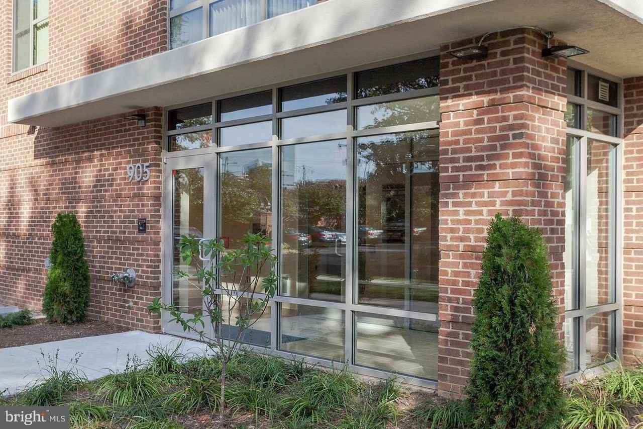 905 N Jackson St #403 - Photo 3 of 10