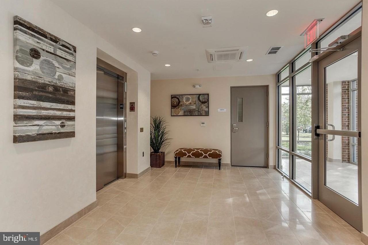 905 N Jackson St #403 - Photo 4 of 10